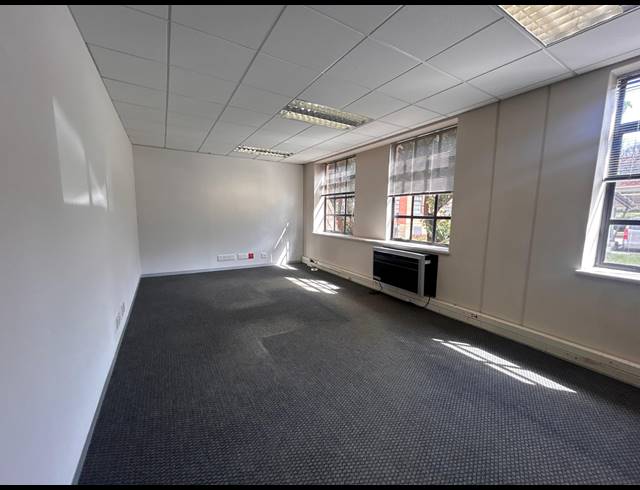 427M² OFFICE TO LET IN LYME PARK